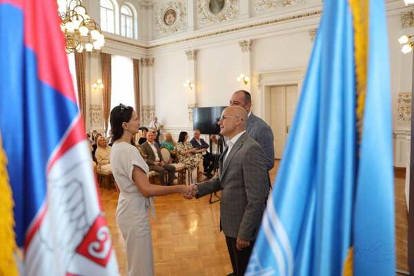 URUČENI UGOVORI ZA SAMOZAPOŠLJAVANJE ŽENA NA TERITORIJI NOVOG SADA: Ove godine sredstva iznose do 350.000 dinara!