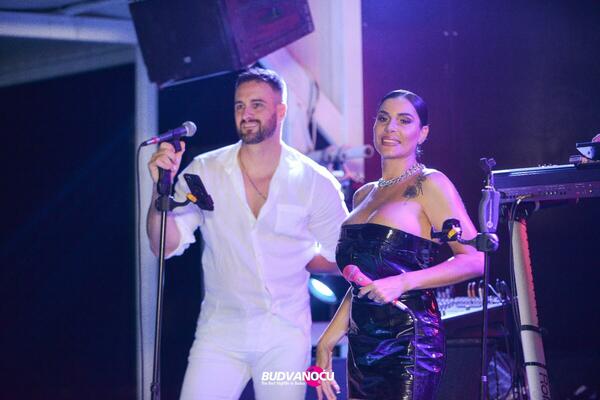 DEČKO POTEGAO PIŠTOLJ NA NASTUPU MIE BORISAVLJEVIĆ: Drama u Obrenovcu, UMALO SE KOBNO ZAVRŠILO! (FOTO)