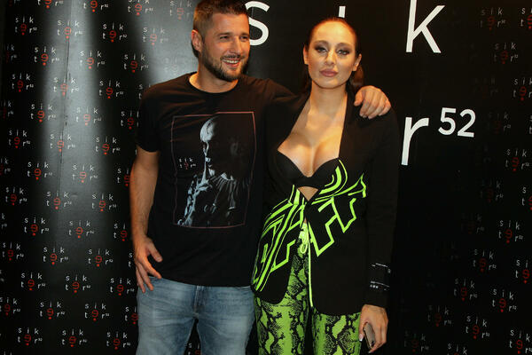 NA VRATIMA ZGRADE MARKA MILJKOVIĆA OSVANULA PORUKA: Sprema se PRAVI LOM, evo šta je poručio KOMŠIJAMA