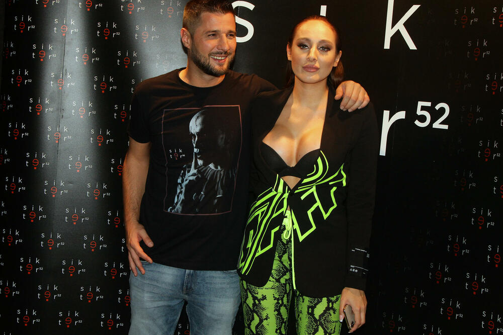 NA VRATIMA ZGRADE MARKA MILJKOVIĆA OSVANULA PORUKA: Sprema se PRAVI LOM, evo šta je poručio KOMŠIJAMA