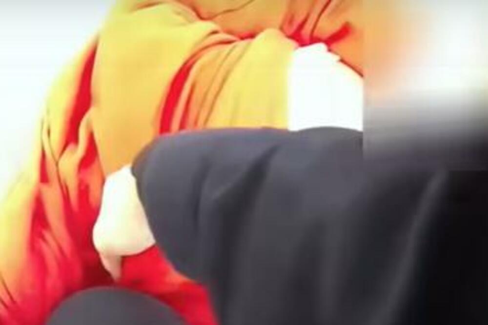 (UZNEMIRUJUĆI VIDEO) DEČAK (4) URADIO STRAŠNU STVAR NAKON ŠTO SU KRENULI NA NJEGOVOG OCA: Čuo se "urlik", JEZIVO JE