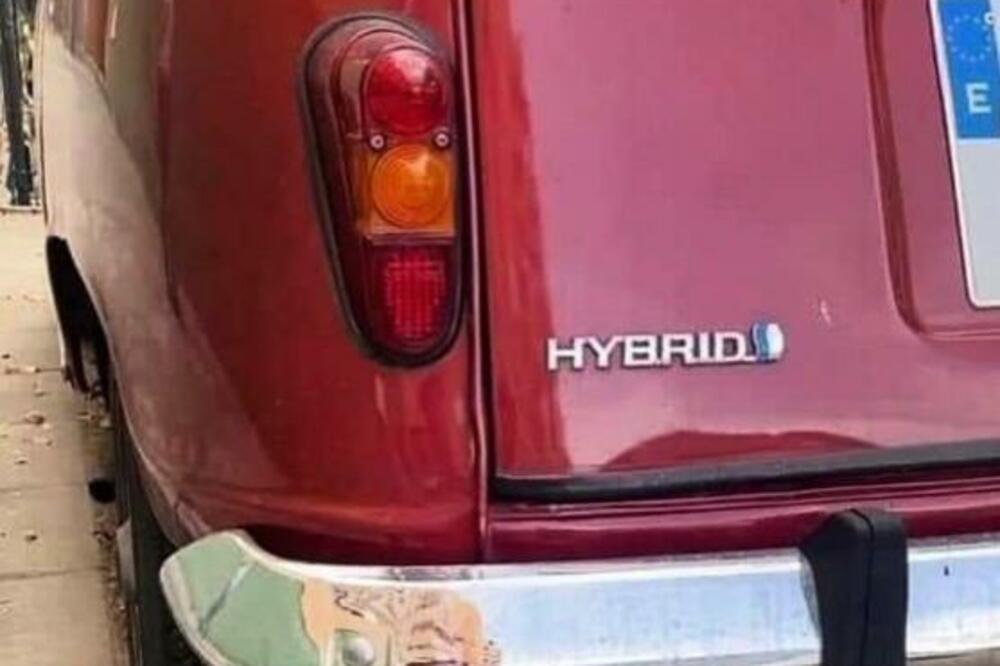 OBIČAN CRVENI AUTIĆ DOK GA NE POGLEDAŠ OTPOZADI: Šta mu ovo VIRI, JU? (FOTO)