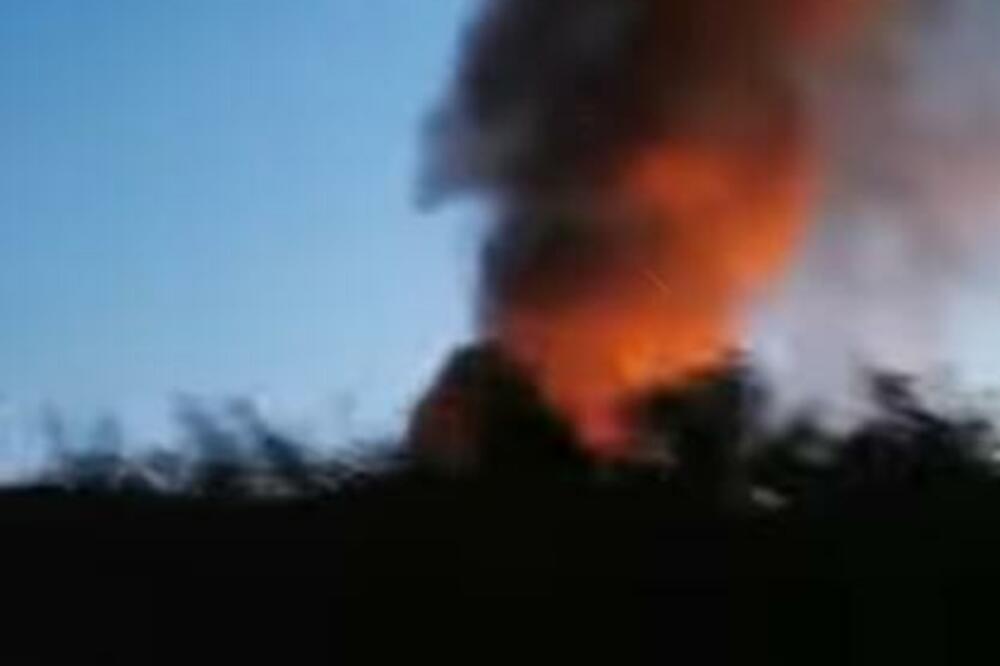 DRAMATIČAN SNIMAK BEOGRADSKE BUKTINJE: Vatra nenormalno KULJA (VIDEO)