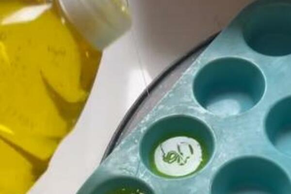 DOMAĆICE ĆE POLUDETI ZA NOVIM TRIKOM: Zaledite tečnost za pranje SUDOVA, nećete VEROVATI šta će se DESITI (VIDEO)