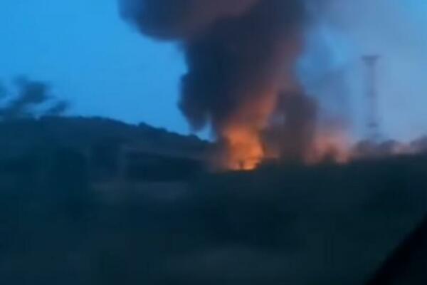 BORBA SA VATRENOM STIHIJOM U RAKOVICI TRAJALA SATIMA! Izgoreli napušteni vagoni, OTKRIVEN UZROK POŽARA! (VIDEO)