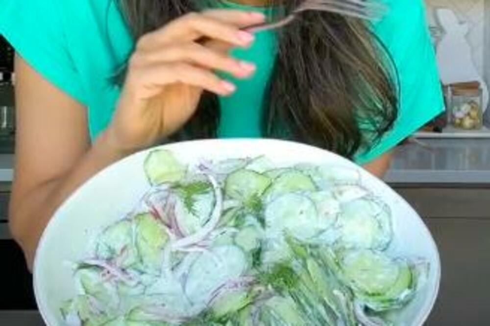 VIŠE OD 2 MILIONA LJUDI JE POLUDELO ZA NAJLAGANNIJOM LETNJOM SALATOM: Recept za kremastu salatu od KRASTAVCA!
