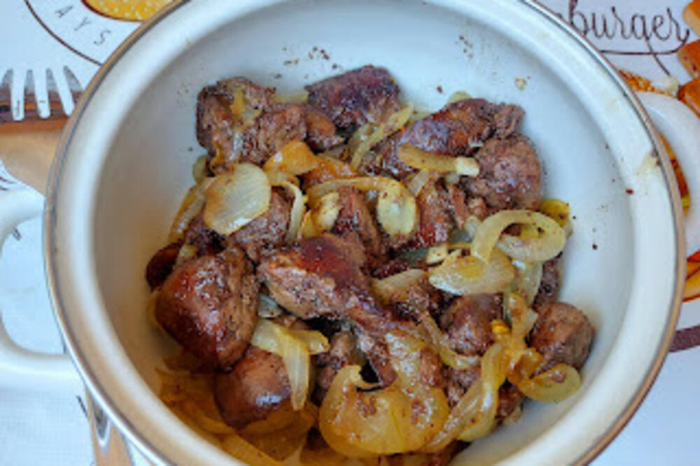 Džigericu pre prženja uvek pospite ovom namirnicom: Neće se stvrdnuti i biće sočnija nego ikad