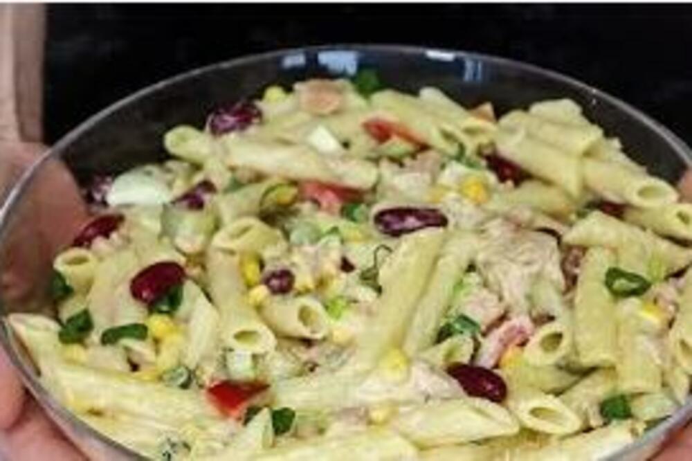 OVA SALATA JE NAJČEŠĆI IZBOR TOKOM LETNJIH VRUĆINA: Ima sve potrebno, zbog nje ostale IZGLEDAJU SMEŠNO (RECEPT)