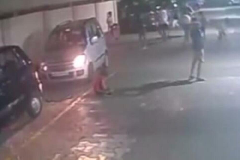 DEČAK STAO DA ZAVEŽE PERTLE NASRED ULICE, A ONDA JE USLEDIO HOROR: Mališan jedva izvukao ŽIVU GLAVU! (VIDEO)