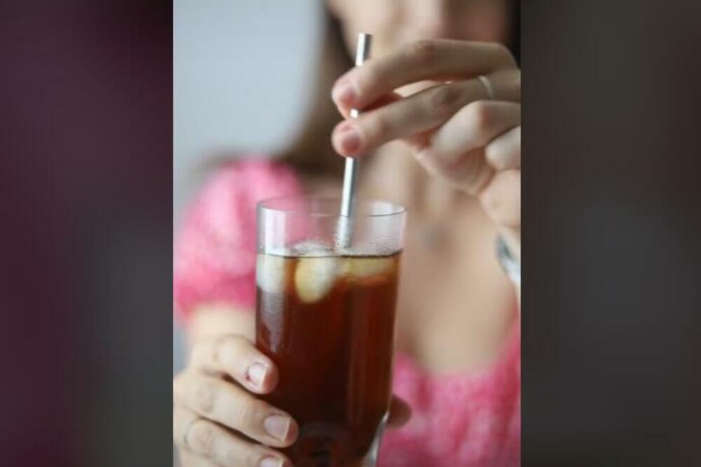 LJUDI POLUDELI ZA DOMAĆOM KOKA KOLOM: Tvrde da je zbog OVOGA bolja od ORIGINALNE (VIDEO)