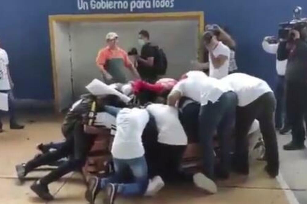 DOVELI PRIJATELJA DA ŠUTNE POSLEDNJI GOL? Da li je ovaj prizor DIRLJIV ili BIZARAN - procenite SAMI (VIDEO)