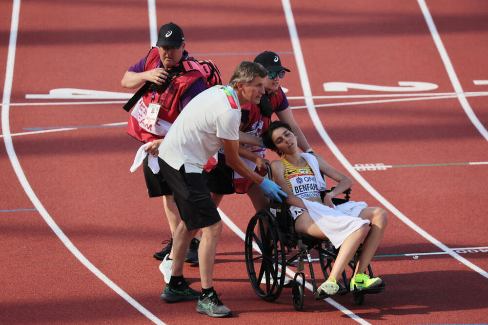 ŠTA SE KRIJE IZA ONESVEŠĆENE ATLETIČARKE?! Šok saznanje: "O s*anje! Nisam videla da je pala, krivudala je"