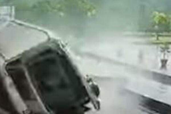 HITNOJ POMOĆI TREBA POMOĆ! Fatalan SUDAR po MOKROM putu, ljudi POISPADALI iz vozila- JEZIVO! (VIDEO)