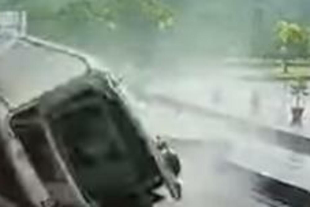 HITNOJ POMOĆI TREBA POMOĆ! Fatalan SUDAR po MOKROM putu, ljudi POISPADALI iz vozila- JEZIVO! (VIDEO)
