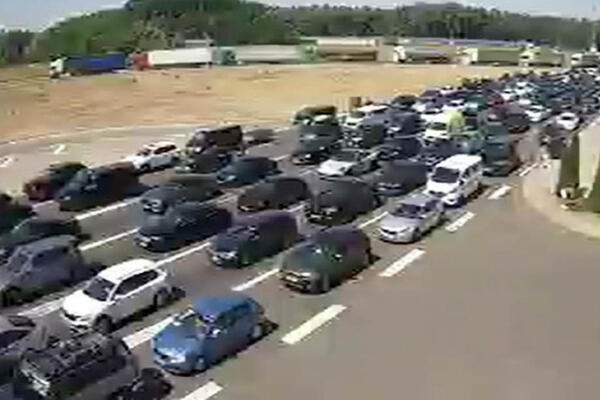 NE PUTUJTE AKO NE MORATE: AMSS upozorava na gužve na granicama i VISOKE TEMPERATURE!