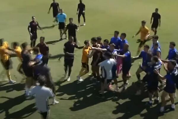 KADA SUDIJA PREOZBILJNO SHVATI PRIJATELJSKU UTAKMICU PA PODELI 4 CRVENA KARTONA! Grupna tuča igrača (VIDEO)