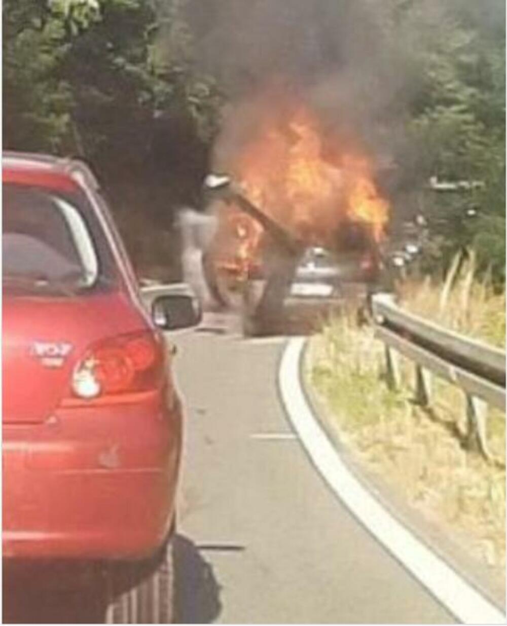 Zapalio se automobil