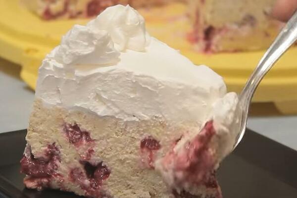 OSVEŽAVAJUĆA JOGURT TORTA SA MALINAMA: Nema PALJENJA RERNE, sprema se za PAR MINUTA (RECEPT)