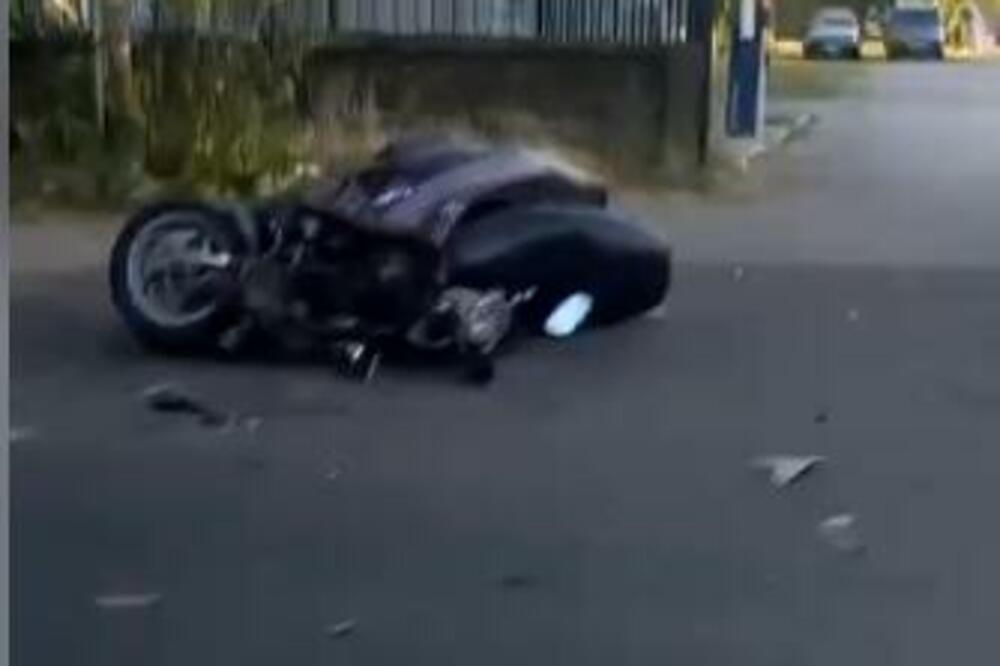 NEZGODA ZA NEZGODOM! Smrskan motocikl na Košutnjaku, DELOVI RASUTI PO PUTU, ISPLIVAO SNIMAK! (VIDEO)