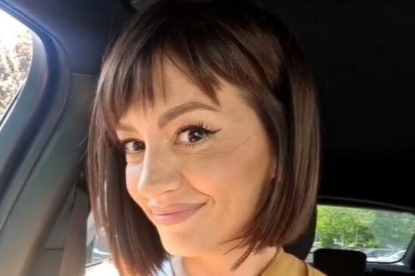 OSVANULA VRELA FOTKA POZNATE VODITELJKE U CRNOM BIKINIJU: Skroz se OPUSTILA, intima VIRI NA SVE STRANE (FOTO)