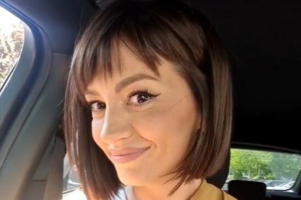 OSVANULA VRELA FOTKA POZNATE VODITELJKE U CRNOM BIKINIJU: Skroz se OPUSTILA, intima VIRI NA SVE STRANE (FOTO)