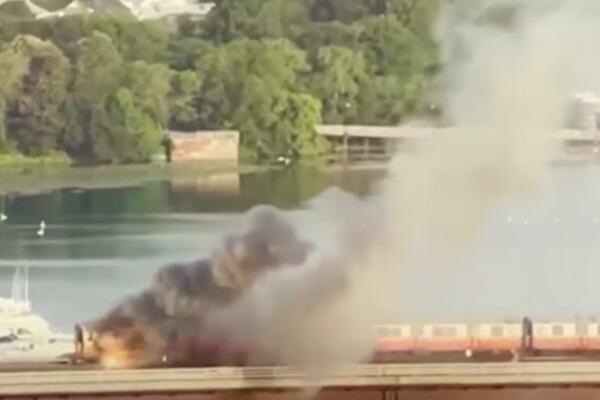 ZAPALIO SE VOZ USRED VOŽNJE: Putnici bežali kroz PROZORE, skakali sa MOSTA - nastala opšta PANIKA! (VIDEO)