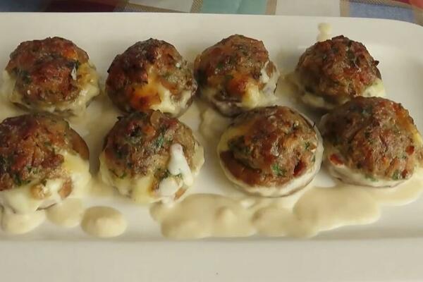 DA LI SE IKAD PUNILI PEČURKE SA OVIM? Od same pomisli TEČE VODA NIZ USTA (RECEPT)