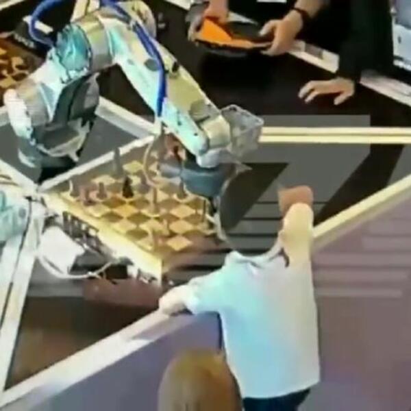 TRAGIČNA PARTIJA ŠAHA, ROBOT SLOMIO PRST DEČAKU: Roditelji dečaka spremaju TUŽBU zbog OVOGA!