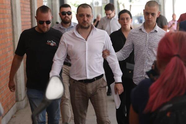 OVA CRNA ŽENA STOJI IZA ZORANA MARJANOVIĆA: Napravila je INCIDENT U SUDNICI, uliva strah u kosti! (FOTO)