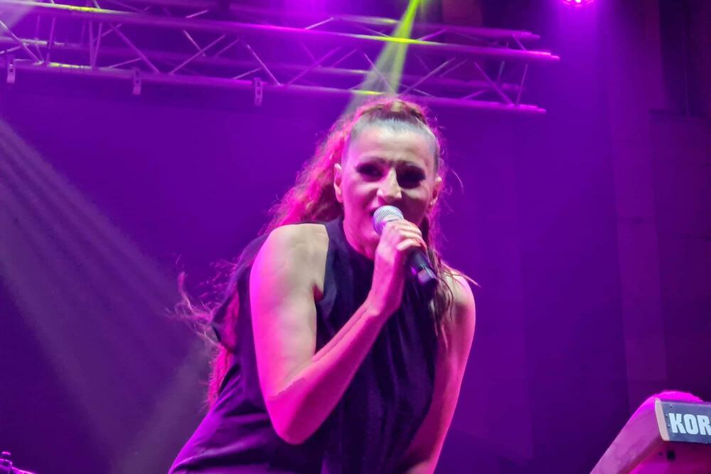 O OVOM SKANDALU SU SVI BRUJALI: Naša pevačica uhvatila VERENIKA u krevetu sa MUŠKARCEM, evo kako se sve ZAVRŠILO