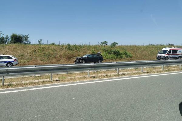 ZAKUCAO SE U ŠLEPER NA AUTO-PUTU MILOŠ VELIKI: Vozilo SMRSKANO, delovi razbacani svuda! (FOTO)