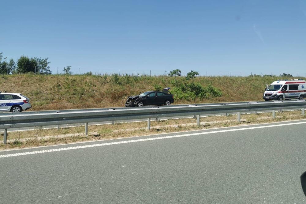 ZAKUCAO SE U ŠLEPER NA AUTO-PUTU MILOŠ VELIKI: Vozilo SMRSKANO, delovi razbacani svuda! (FOTO)