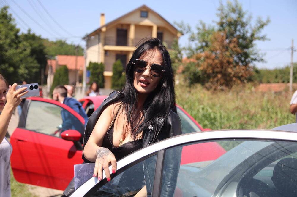 ZORANOVA DEVOJKA PRAVILA HAOS DOK SU GA HAPSILI U BORČI: "Hoćete rijaliti, evo vam!" (FOTO)