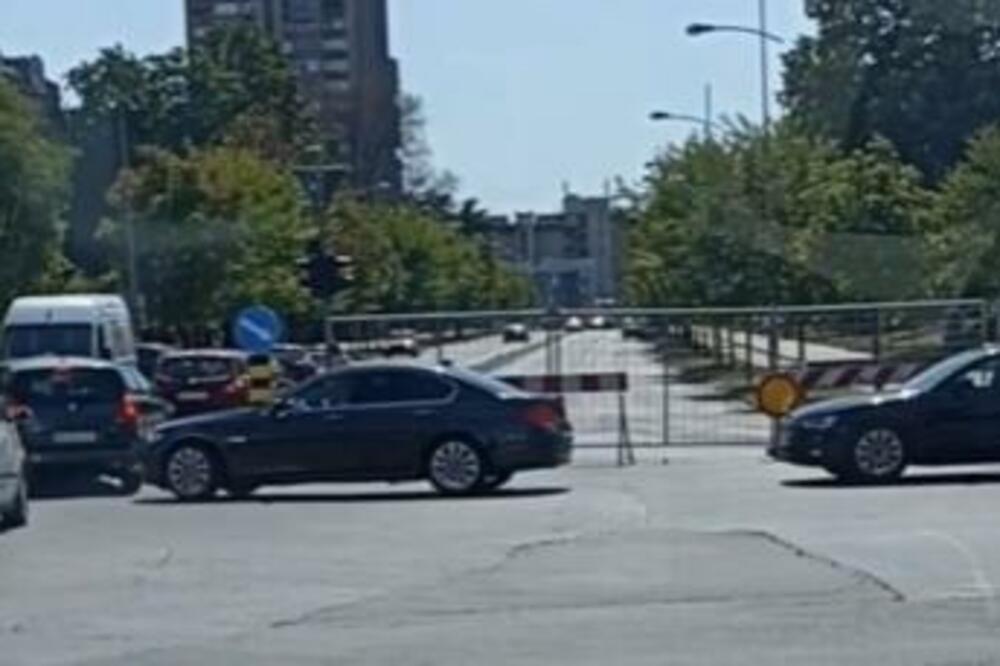 MASOVNO KORIŠĆENJE SUPROTNE TRAKE NEKAŽNJENO U NOVOM SADU: Pogledajte kako se snalaze nesavesni vozači! (VIDEO)