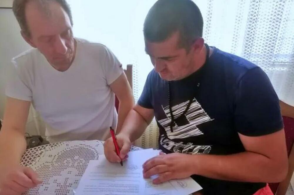 IZVRŠITELJI U BORU ISELILI PORODICU SA BOLESNIM DETETOM: Jedan poziv promenio SVE, ovaj čovek ih SPASIO!