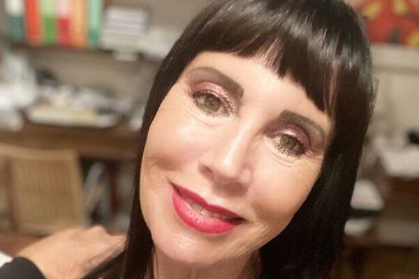 SKINULA SE U 8. DECENIJI NASRED PLAŽE, PA RADILA OVO: Zavrteće vam se U GLAVI od EKSPLICITNIH FOTKI (FOTO)