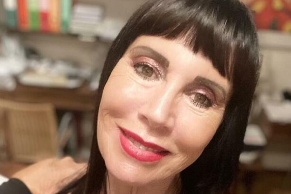 SKINULA SE U 8. DECENIJI NASRED PLAŽE, PA RADILA OVO: Zavrteće vam se U GLAVI od EKSPLICITNIH FOTKI (FOTO)