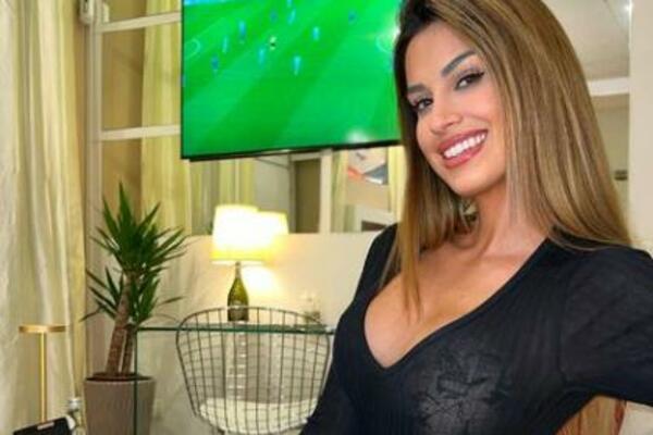 VRUĆE VAM JE? ONDA NE GLEDAJTE FOTKE VRELE VODITELJKE: Pokazala zmijsko telo, PRŽI pesak ispod sebe! (FOTO)