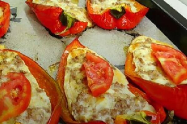 DOMAĆICE, NAPRAVITE PUNJENE "OPANAK" PAPRIKE: Ukusnije su od tradicionalnih (RECEPT)