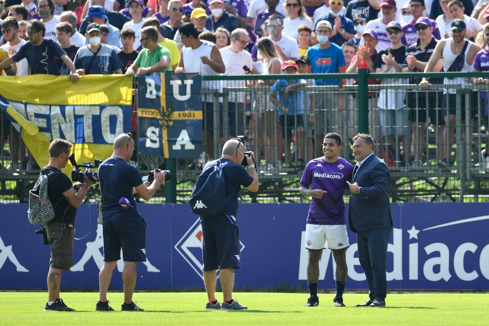 IMA ONIH KOJIMA JE STVARNO STALO DO PUBLIKE! Novi fudbaler Fiorentine potpisao ugovor na vrlo neobičan način (FOTO)