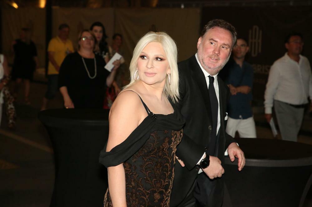 PLIŠANI KREVET A NA JASTUČNICAMA INICIJALI! VRHUNAC INTIME ZORANE MIHAJLOVIĆ: Da vidite samo u kakvom luksuzu spava