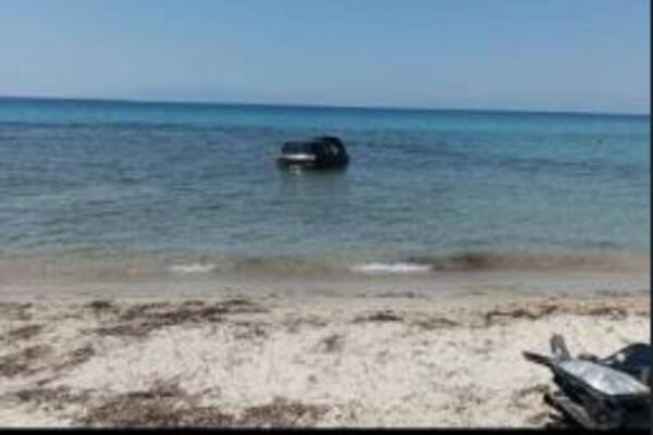 DA LI SU OVI LJUDI NORMALNI? Promašili put, završili u vodi, svi gledaju u prizor, NEVERICA