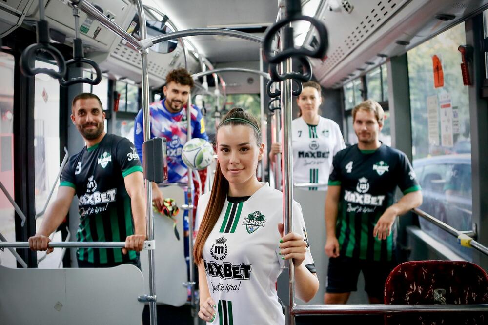 DRESOVI MILJAKOVCA PRIVUKLI PAŽNJU! Veliki broj simpatizera kluba i komšija uveličao promociju! (FOTO)