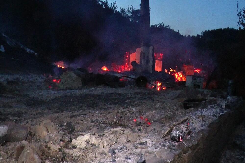 POŽAR ZAHVATIO VELIKI DEO NASELJA U NOVOM SADU: Širio se velikom brzinom (FOTO)