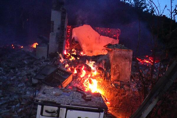 OD DEDOVINE OSTALO ZGARIŠTE: Dramatične fotografije VATRENE STIHIJE koja nosi SVE pred sobom! (FOTO)