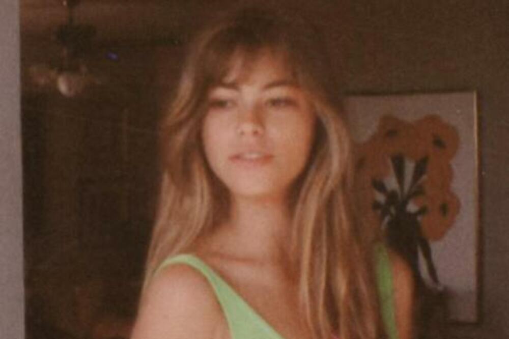 NA OVOJ FOTKI SOFIJA IMA 14 GODINA, A DANAS JE BOMBETINA: Obožavate da je gledate, da li znate ko je ovo?