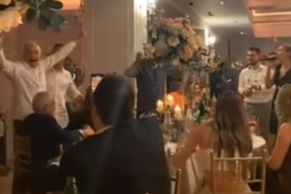 GDE TU NAJSKUPLJU? Žoc peva u transu na Aleksinoj svadbi, jedna pesma ga je u SRCE pogodila! (VIDEO)