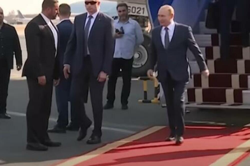 PUTINOV KLON ŠETA PO AVIONU? Obaveštajci uznemireni, pogledajte samo ovaj snimak (VIDEO)