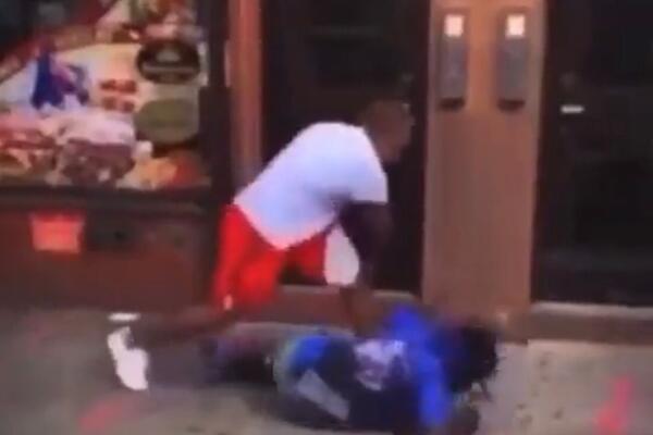 BRUTALNO ISPREBIJAN! MMA borac ubacio se u tuču između vlasnika i lopova: "To je moj novac ku*vin sine" (VIDE0)