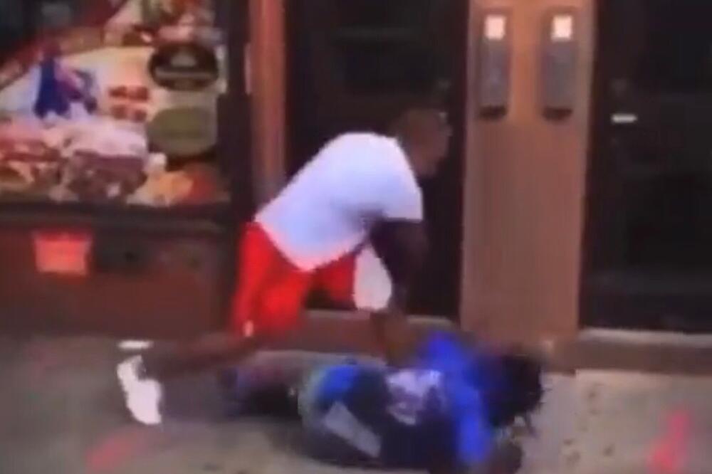 BRUTALNO ISPREBIJAN! MMA borac ubacio se u tuču između vlasnika i lopova: "To je moj novac ku*vin sine" (VIDE0)